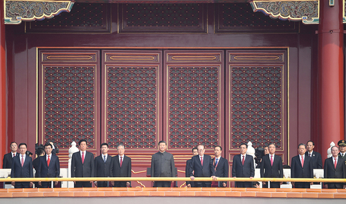 10月1日，庆祝中华人民共和国成立70周年大会在北京天安门广场隆重举行。这是中共中央总书记、国家主席、中央军委主席习近平等在天安门城楼上。 新华社记者 燕雁 摄