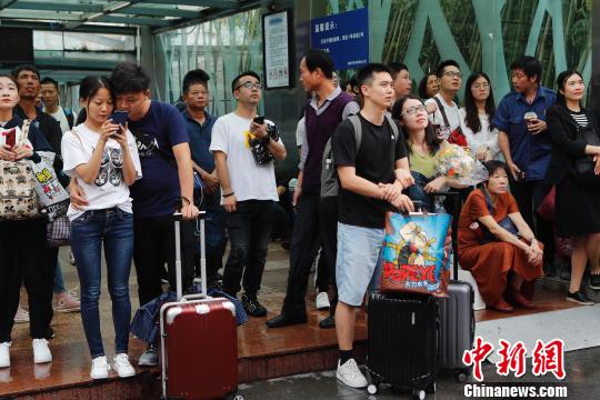 旅客从铁路上海站出发前往自己的目的地。　殷立勤 摄