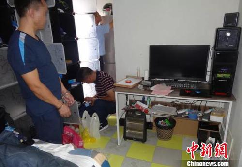 图为警方搜查李某某在上海的出租屋。永仁警方供图
