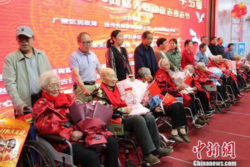图为10月6日，江苏扬州迎重阳摆“千岁宴”，60名耄耋老人为座上宾。　施华健 摄