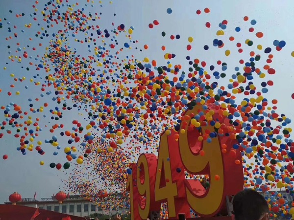 国庆70周年阅兵式斌华气球艺术带你放飞7万个气球