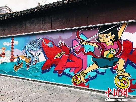 一个个灵动鲜活的卡通形象出现在古色古香的上海豫园商圈。　康玉湛 摄