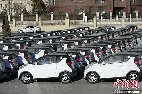资料图：集中停放的电动汽车。
<a target='_blank' href='http://www.chinanews.com/'>中新社</a>记者 刘文华 摄