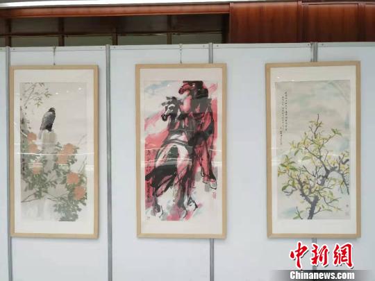 图为中国书画名家精品展展出的作品。　鲁丹阳 摄