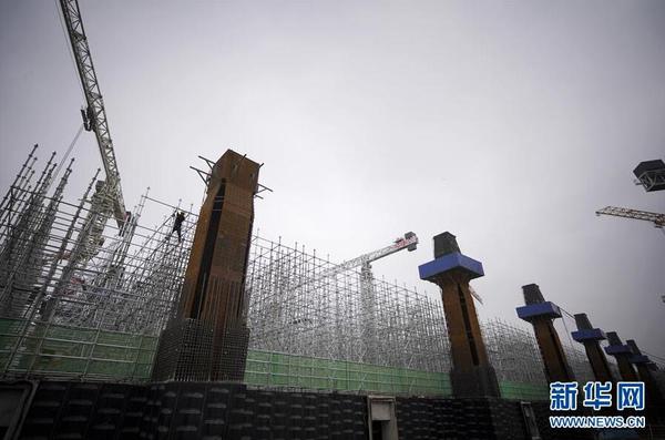 10月10日，工人在雄安站施工。京雄城际铁路雄安站总建筑面积约47万平方米，地上3层，地下2层。目前，地下主体结构基本完工，地上主体结构施工已经开始。新华社记者 邢广利 摄