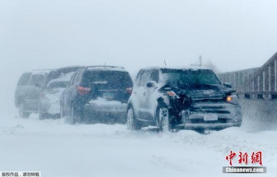 资料图：暴雪天气里，在美国70号州际公路的一个立交桥上发生的交通事故。