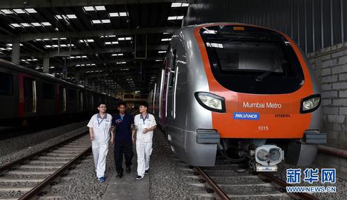 2018年6月27日，在印度孟买，中印双方工作人员在孟买地铁一号线车辆段工作。印度孟买地铁一号线于2014年6月8日正式运行，该地铁线路车辆由中车南京浦镇车辆有限公司制造。 新华社记者张迺杰摄