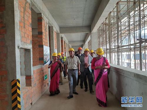 2019年5月24日，学校老师跟其他工作人员一起参观由中国协助重建的尼泊尔百年名校加德满都杜巴中学校园。新华社发（苏尼尔·夏尔马摄）