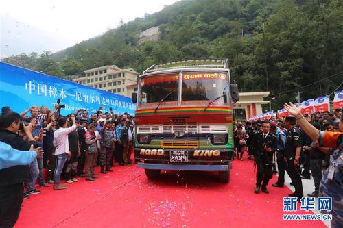 2019年5月29日，一辆尼泊尔货车满载货物驶过连接中国和尼泊尔的友谊桥。 新华社记者周盛平摄