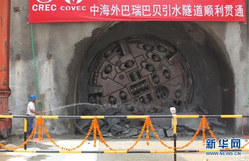 2019年4月16日，在尼泊尔苏尔凯德，一名中国工人给全断面岩石掘进机洒水。由中国企业承建的尼泊尔巴瑞巴贝引水隧道贯通仪式当天在苏尔凯德举行。 新华社记者周盛平摄