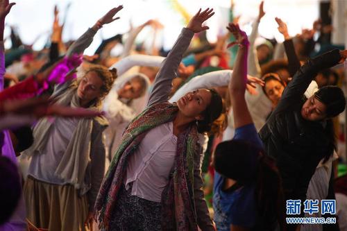 这是来自世界各地的瑜伽练习者在印度北阿肯德邦里希盖什举行的第16届国际瑜伽节开幕式上做瑜伽动作（2015年3月1日摄）。 新华社记者 郑焕松 摄