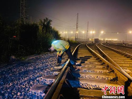 铁路工人排查线路安全隐患。　铁路供图 摄