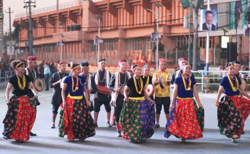 2019年10月12日，尼泊尔首都加德满都，尼泊尔民众载歌载舞，热烈欢迎中国国家主席习近平来访。新华社记者丁林摄