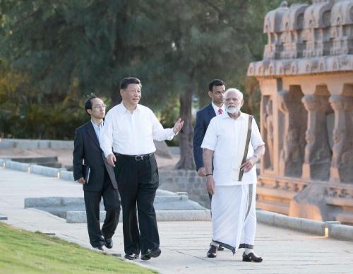 2019年10月11日，国家主席习近平在金奈会见印度总理莫迪。这是习近平在莫迪陪同下参观马哈巴利普拉姆古寺庙群。新华社记者王晔摄