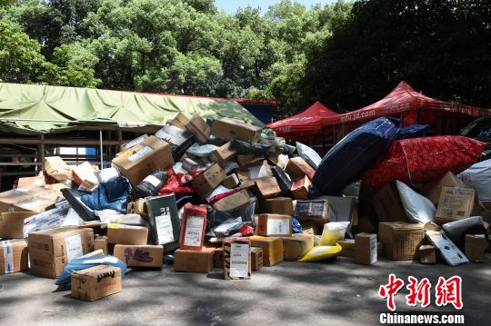 图为重庆高校快递点包裹堆积如山。　周毅 摄