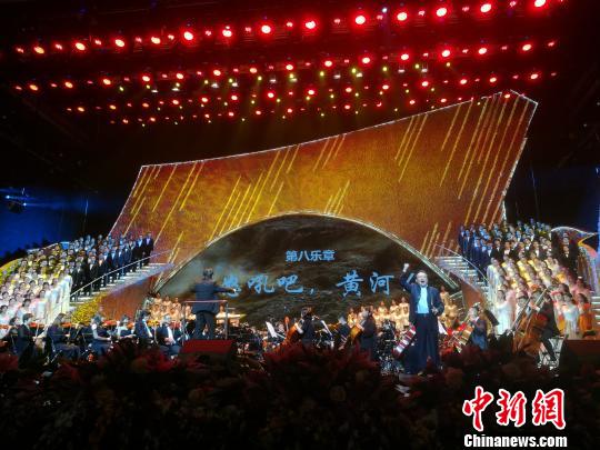 大型合唱交响音乐会《祖国颂》深圳举行。　郑小红 摄