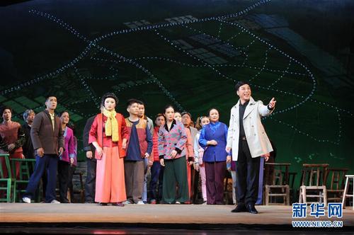 8月18日，由湖北省荆门市艺术剧院创作的大型现代花鼓戏《乡月照人还》在北京全国地方戏演出中心上演。 新华社记者 冯为民 摄