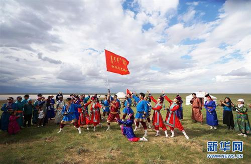 内蒙古苏尼特右旗乌兰牧骑队员到牧区演出（2018年8月22日摄）。 新华社发（东哈达摄）