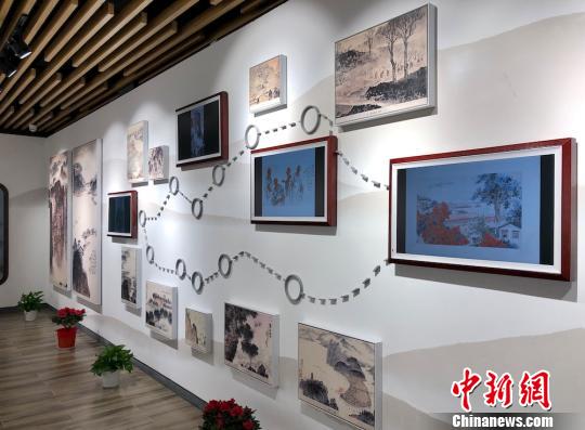 钱松喦艺术馆科技感十足，通过显示屏，将其画作进行展示。　孙权 摄