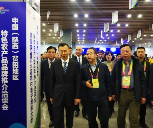 全国政协副主席、民盟中央常务副主席陈晓光（左一）应邀出席第26届杨凌农高会开幕式，参观展览展示。