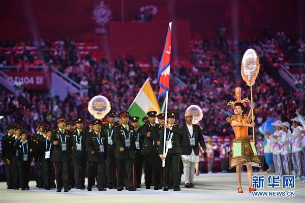 11  10月18日，尼泊尔代表团在第七届世界军人运动会开幕式上入场。新华社记者熊琦摄