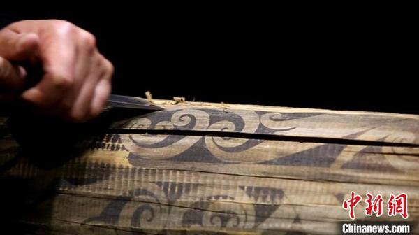 “TukuIho生生不息”毛利文化展上，毛利木匠雕刻木雕。　金杨 摄