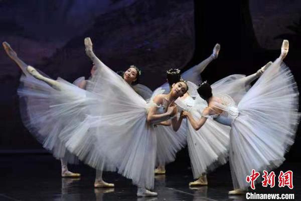 图为中央芭蕾舞团在昆明剧院献上西方经典浪漫芭蕾《仙女》。　康平 摄