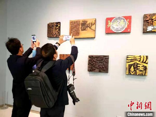 此次展览展出212幅篆书、篆刻和刻字作品。　邱江波 摄