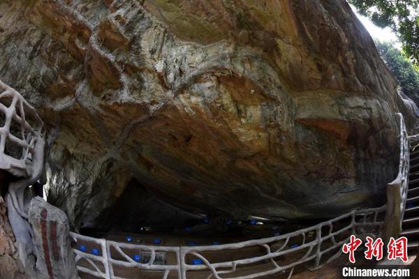 甑皮岩国家考古遗址公园内一处先民生活过的洞穴遗存。　孙自法 摄