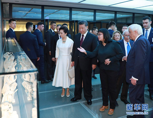 当地时间11月12日，国家主席习近平和夫人彭丽媛在希腊总统帕夫洛普洛斯夫妇陪同下，参观雅典卫城博物馆。 新华社记者 丁林 摄