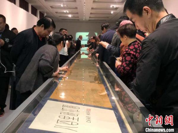 民众欣赏《八百里瓯江图》钢笔画长卷。　潘沁文 摄