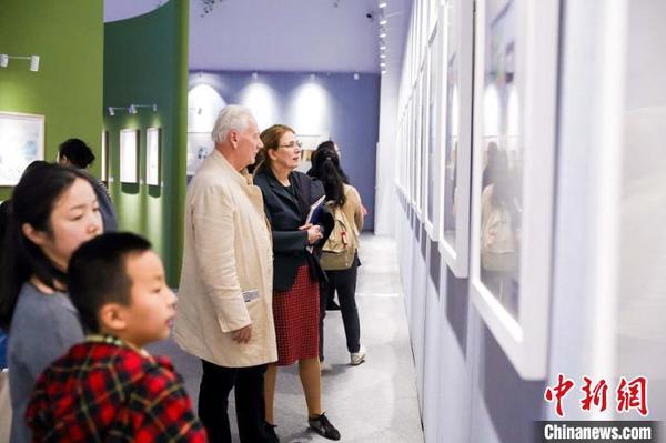 图为中外人士在展厅内观赏插画作品。上海宝山国际民间艺术博览馆 供稿