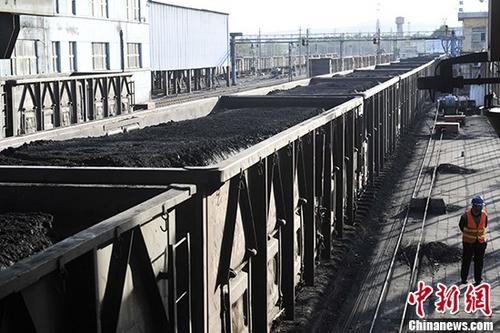 资料图：山西汾西煤矿货运站一列满载即将外销煤炭的列车。<a target='_blank' href='http://www.chinanews.com/'>中新社</a>记者 韦亮 摄