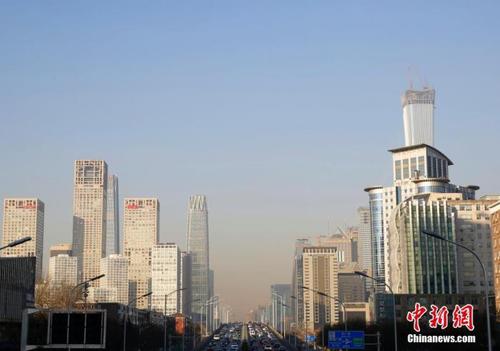 资料图：2018年1月12日，远望北京CBD地区，蓝天与雾霾分界清晰。中新社记者 李慧思 摄