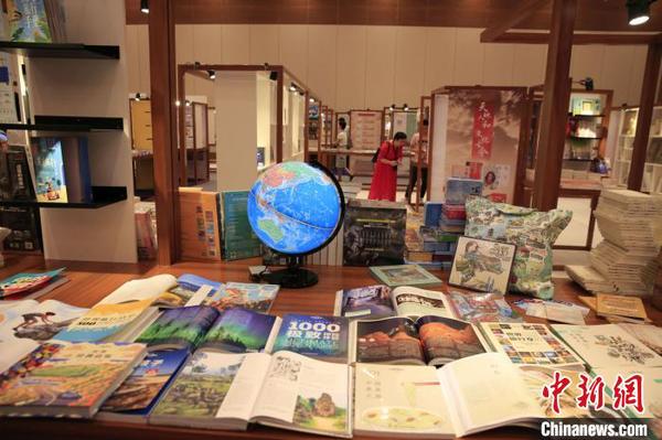 海南岛国际图书(旅游)博览会现场。　王晓斌 摄