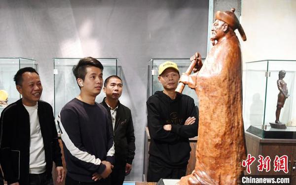 观众观看由中国工艺美术大师林学善创作的木雕作品《林则徐》。　记者刘可耕 摄