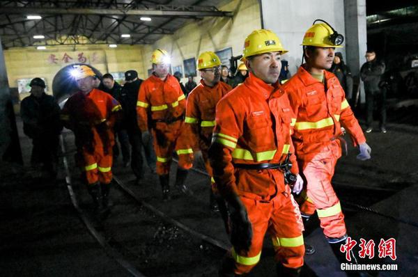 3  11月19日凌晨，山西省平遥县峰岩集团二亩沟煤矿瓦斯爆炸事故抢险救援指挥部召开新闻通报会，事故共致15人遇难，9人受伤。截至目前，井下已结束抢险救援工作。中新社记者 韦亮 摄