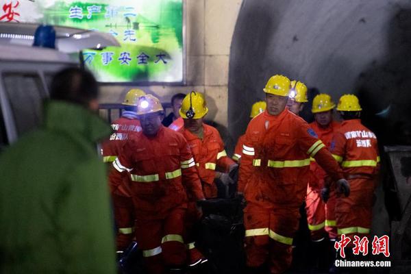 4  11月19日凌晨，山西省平遥县峰岩集团二亩沟煤矿瓦斯爆炸事故抢险救援指挥部召开新闻通报会，事故共致15人遇难，9人受伤。截至目前，井下已结束抢险救援工作。中新社记者 韦亮 摄