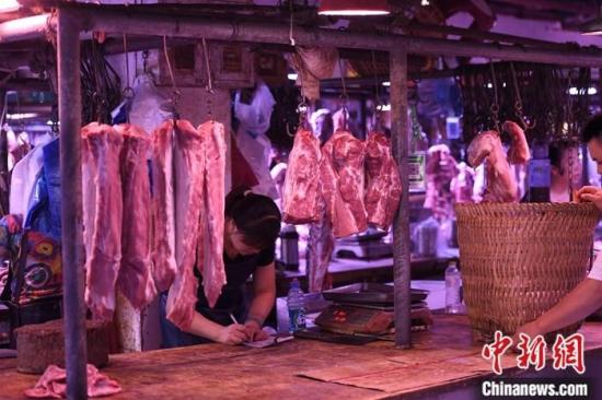 11月12日，中国国家市场监督管理总局副局长孙梅君称，将查处操纵、哄抬市场价格等违法行为，同时加强监管，保证猪肉产品质量安全。资料图为重庆一农贸市场内的商家挂满充足的猪肉。<a target='_blank' href='http://www.chinanews.com/'>中新社</a>记者 陈超 摄