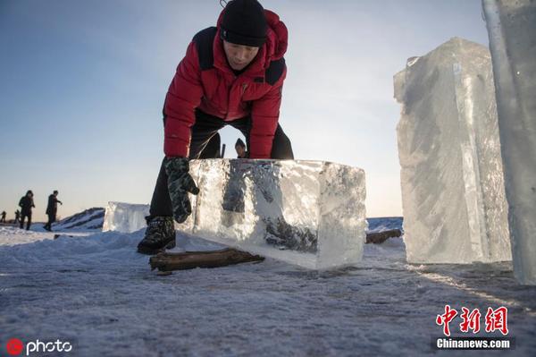 1  11月21日，黑龙江漠河市地方防火办森林消防大队完成2019年第一次大规模取冰任务后，开始运输冰块。据悉，消防大队在20日完成2019年第一次大规模取冰任务。图片来源：ICphoto