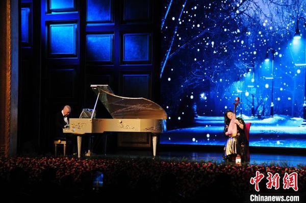刘诗昆、孙颖钢琴琵琶合奏《雪落下的声音》。主办方供图