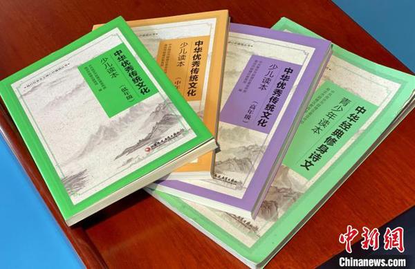 这套中华优秀传统文化读本已面向南京中小学生免费发放了十万册。　刘阳 摄
