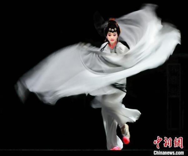 《水上灯》剧照，刘子薇凭借剧中京剧、汉剧“两下锅”的精彩表演赢得第二个梅花奖。武汉京剧院供图