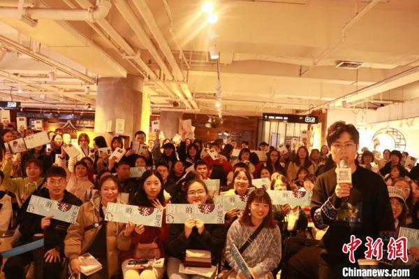 图为卢思浩在重庆购书中心与书迷见面。主办方供图