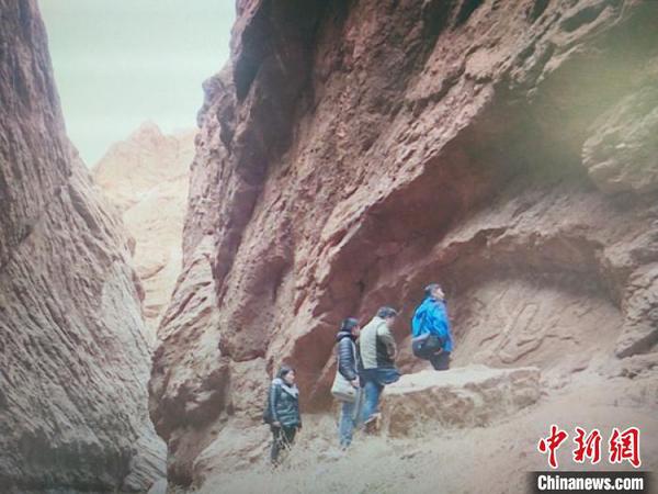新疆库车大峡谷在崖壁首次发现飞天浮雕壁画。　王建强 摄