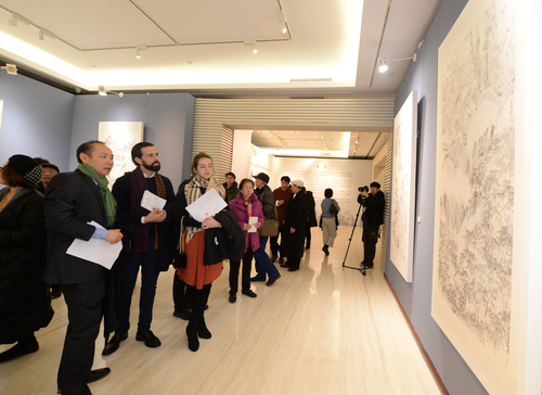 8 专家学者及外国友人参观展览。
