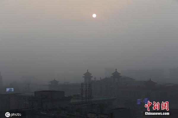 12月8日，中央气象台继续发布大雾黄色预警。预计，8日早晨至上午，河北中南部、北京东南部、河南中东部、山东北部等地有大雾。其中，河北南部、北京东南部、河南中东部、山东西北部等地的部分地区有能见度不足200米的强浓雾。图为北京大雾中的车站。图片来源：ICphoto