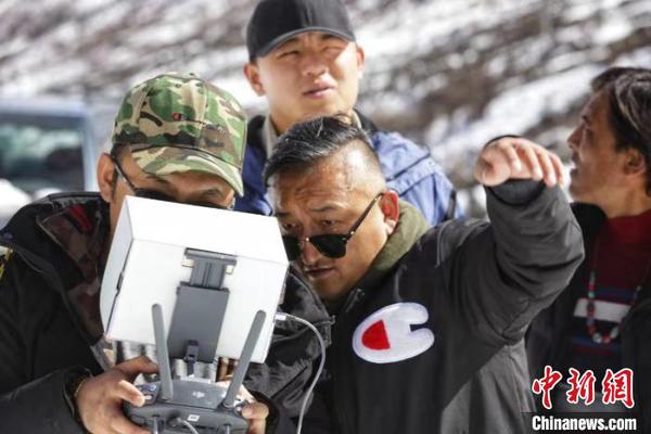 涉藏纪录片《极地通途》于12月9日在《西藏卫视》首播，讲述人与公路的故事。图为拉巴欧珠(前排左二)带着团队拍摄该纪录片(12月9日 纪录片截屏图) 纪录片制作方供图 摄