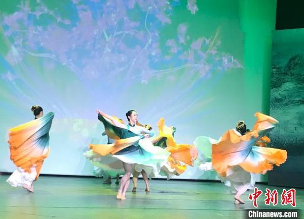 发布会上，湖南省歌舞剧院带来的舞蹈《花开东方》。　邓霞 摄