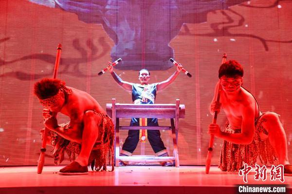 12月7日，佤族、彝族、土家族、亻革族等十余支少数民族的数十位艺人在京登台，以原生态歌舞诠释传承对民族文化的信念。华熙国际供图